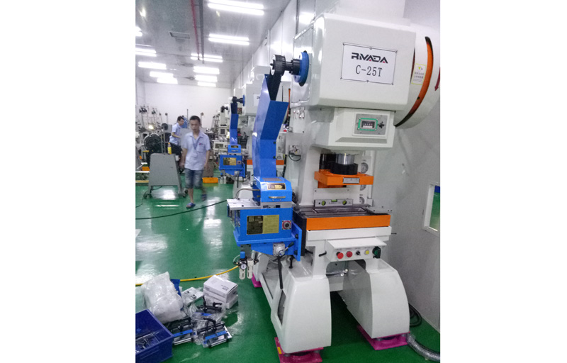 虹瑞衝床配九一香蕉视频夾式大香蕉黄色电影批量出機